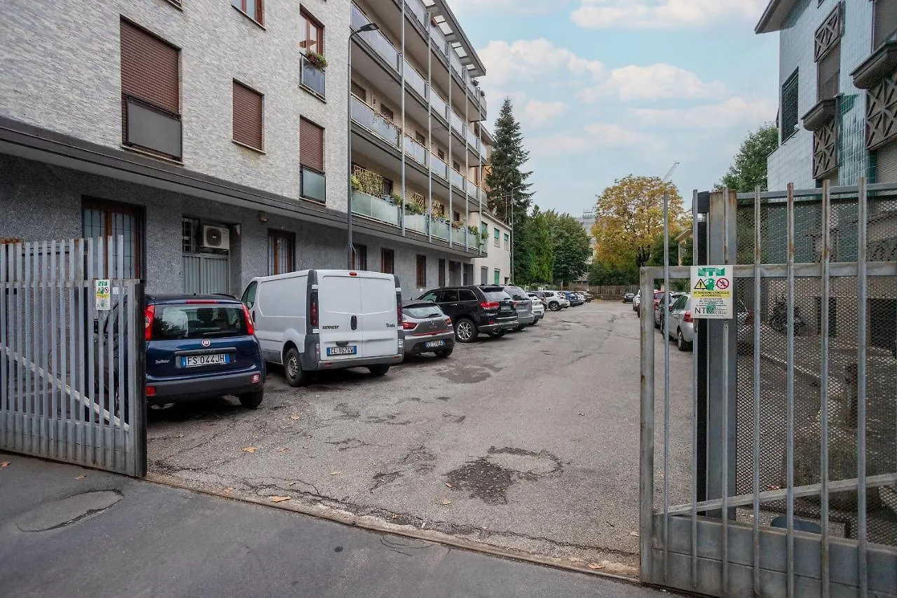 Free Parkinga Due Passi Da Navigli Con Balcone Appartamento Milano