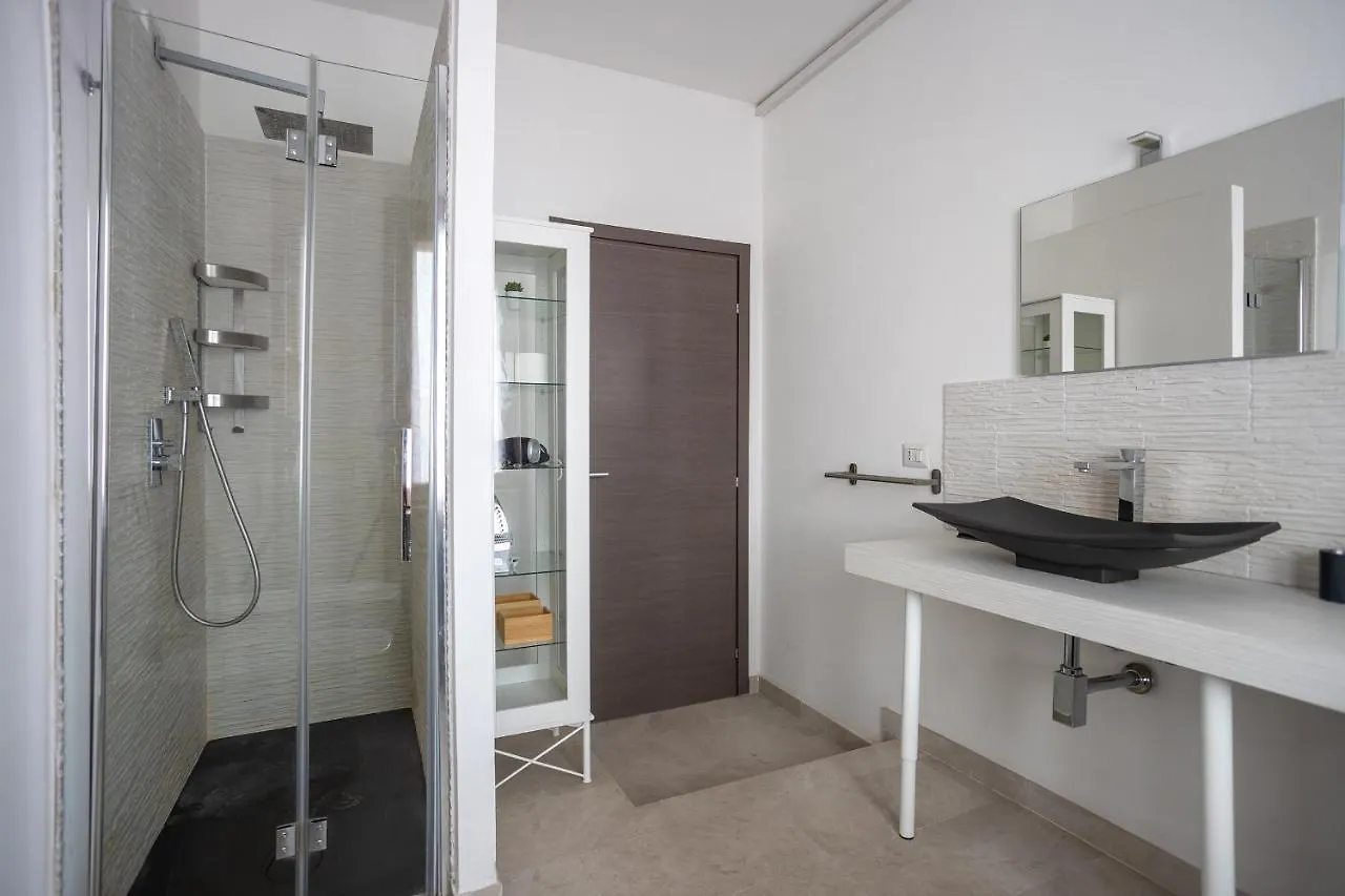 Free Parkinga Due Passi Da Navigli Con Balcone Apartment Milan Italy