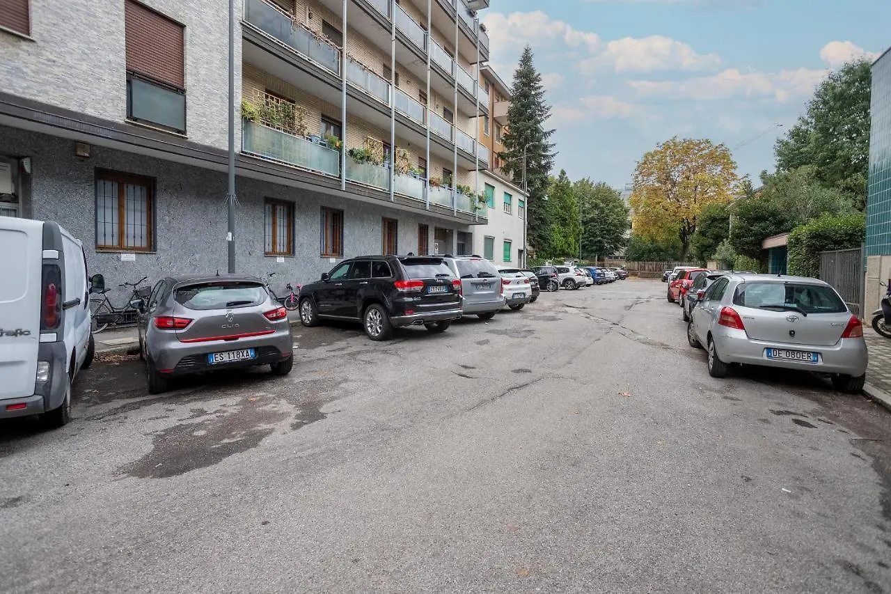 Free Parkinga Due Passi Da Navigli Con Balcone Apartment Milan Italy