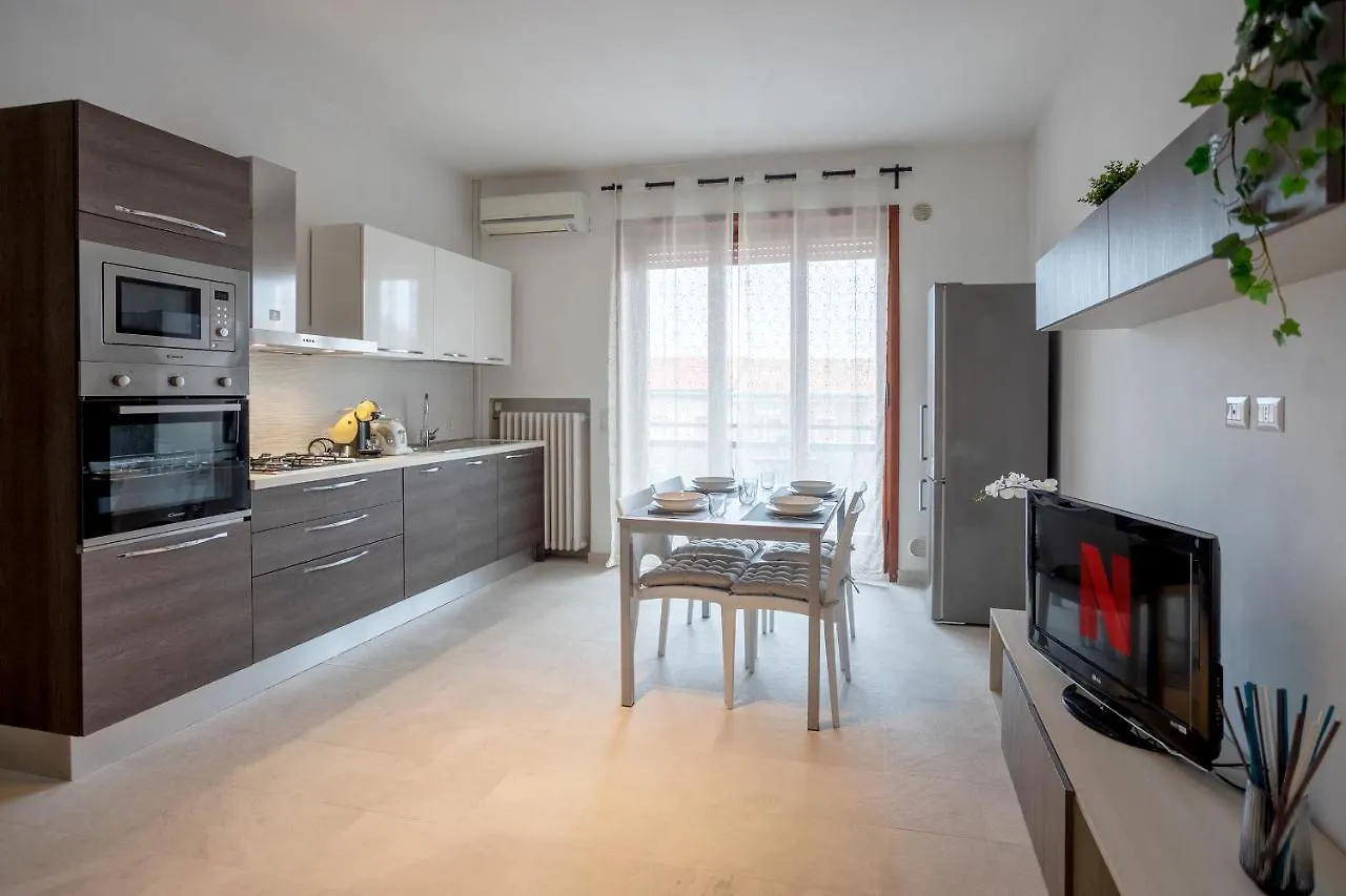 Free Parkinga Due Passi Da Navigli Con Balcone Apartment Milan Italy